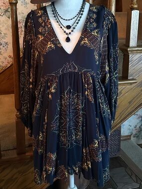 Free People Girl Talk Hi-Lo Tunic; Navy/Paisley Design;Balloon Slvs/Pockets; Sml